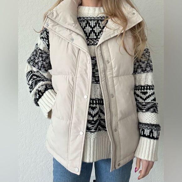 Abercrombie Cream Puffer Vest – Size Small - Picture 2 of 6